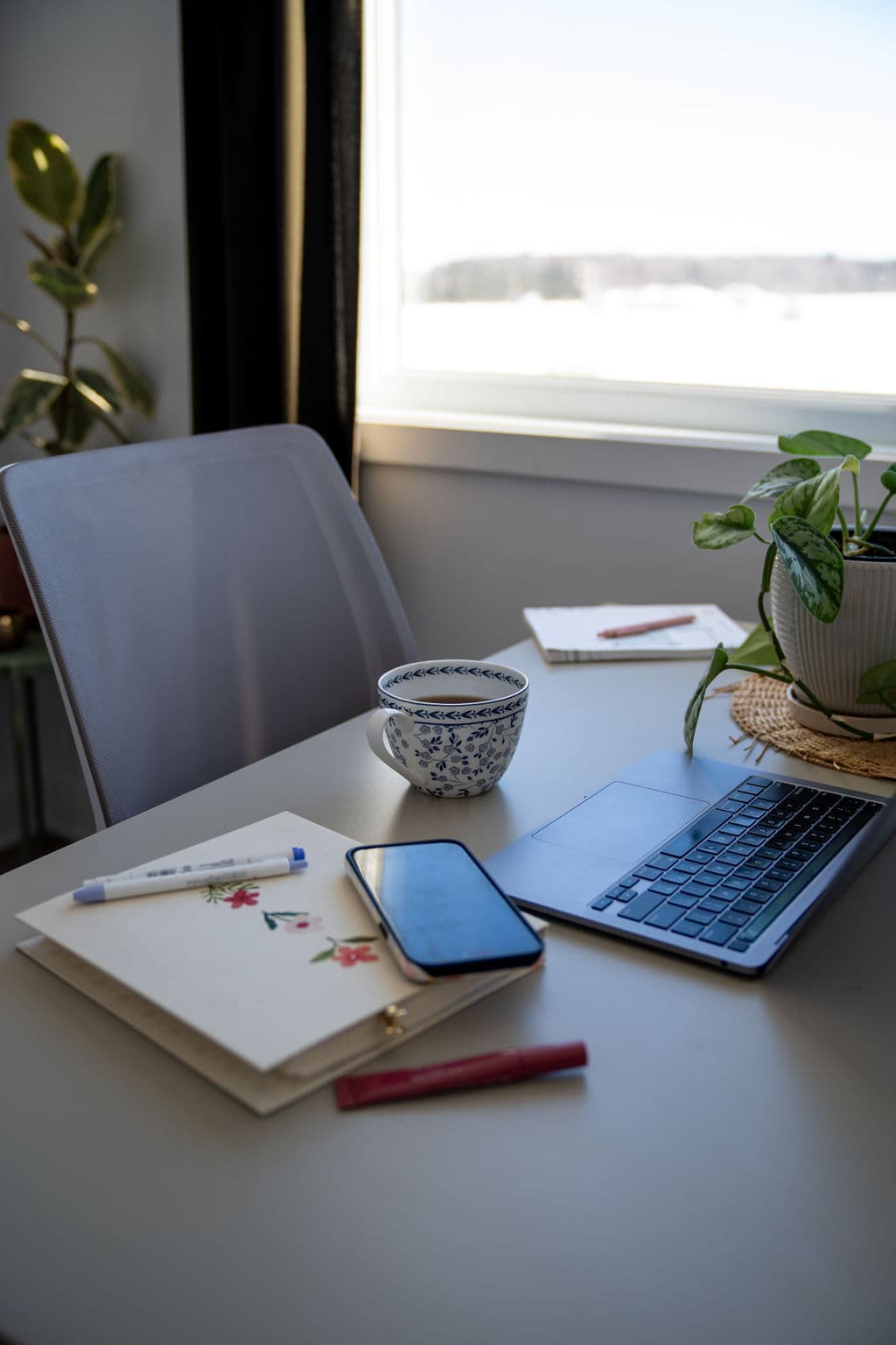 Espace de consultation lumineux avec deux postes de travail