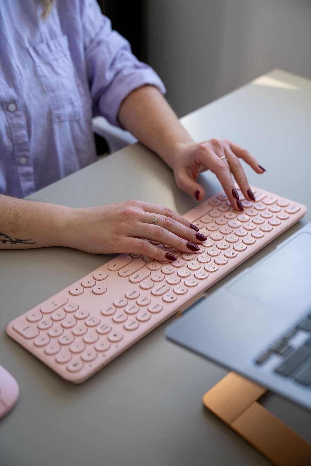 Personne travaillant sur un clavier rose